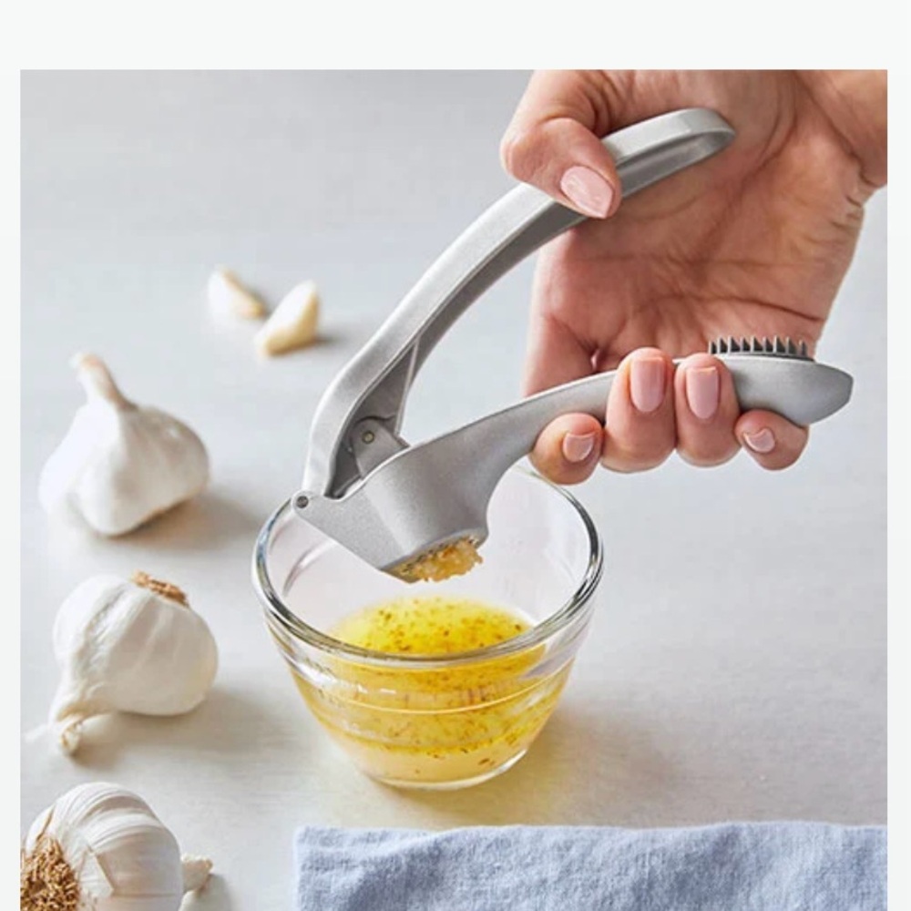 NIB Pampered Chef garlic press